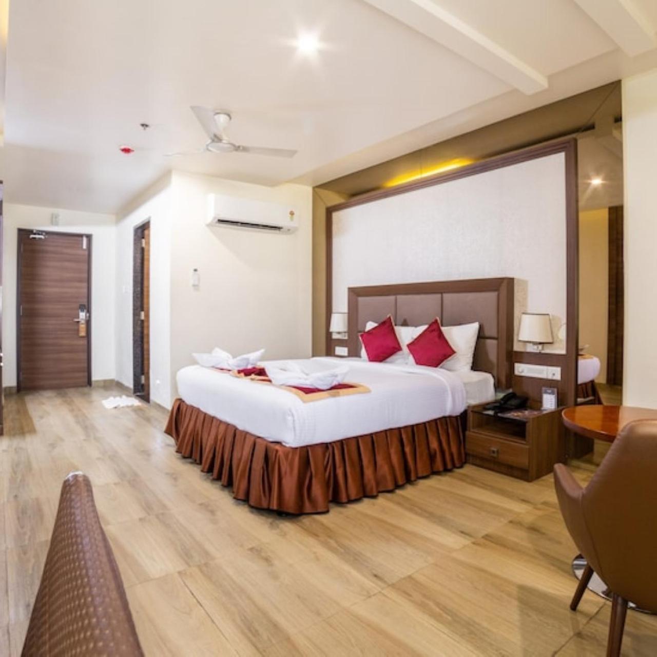 Hotel Svm Grand Medipally Hyderabad Eksteriør bilde